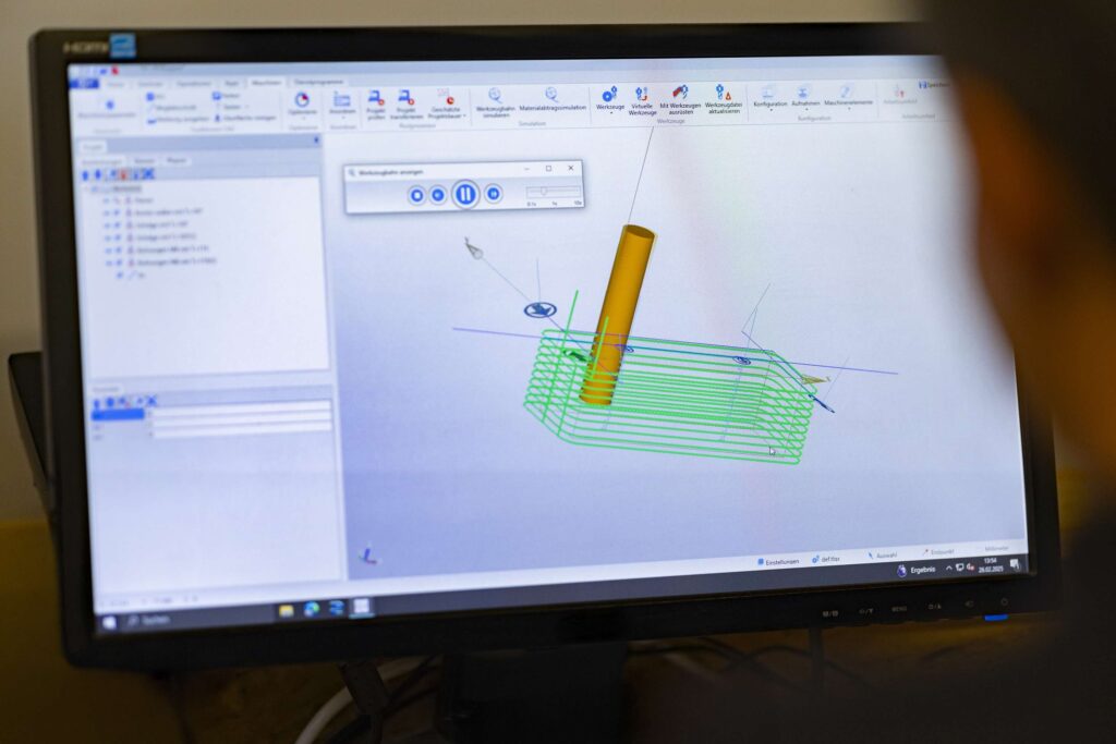CAD-Design einer technischen Kunststoffverarbeitung am Computerbildschirm