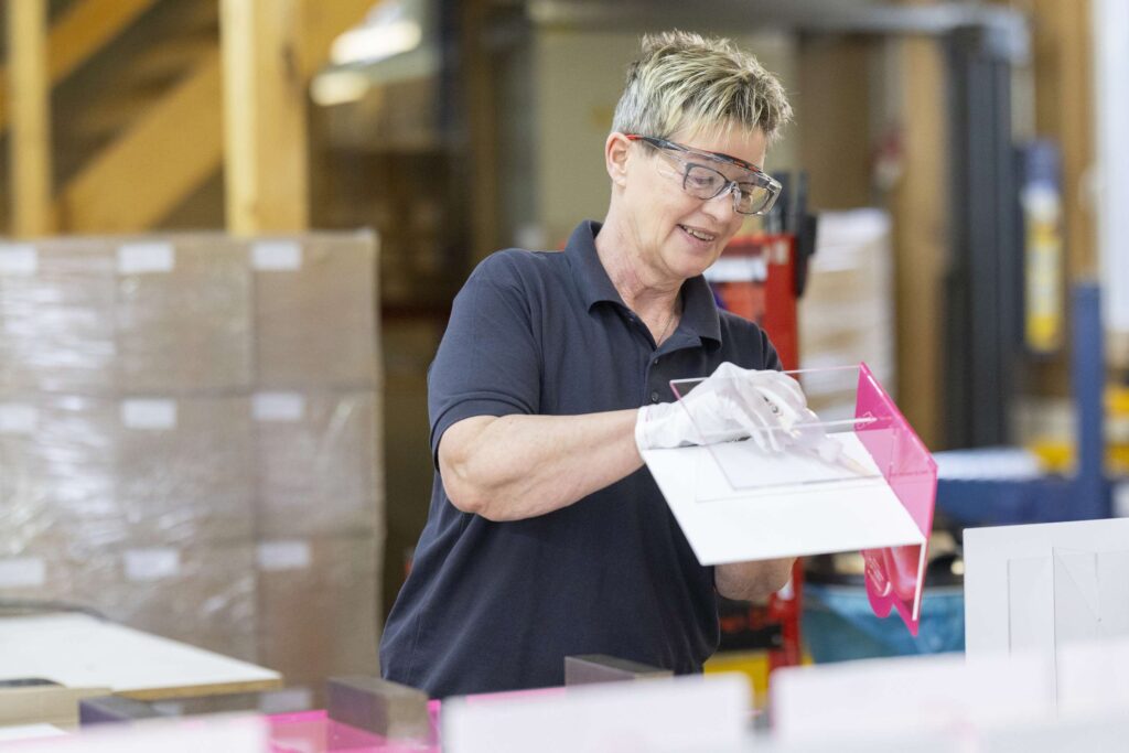 Mitarbeiter der Ebert Kunststoffbearbeitung beim Bearbeiten von Kunststoffteilen in der Werkstatt.