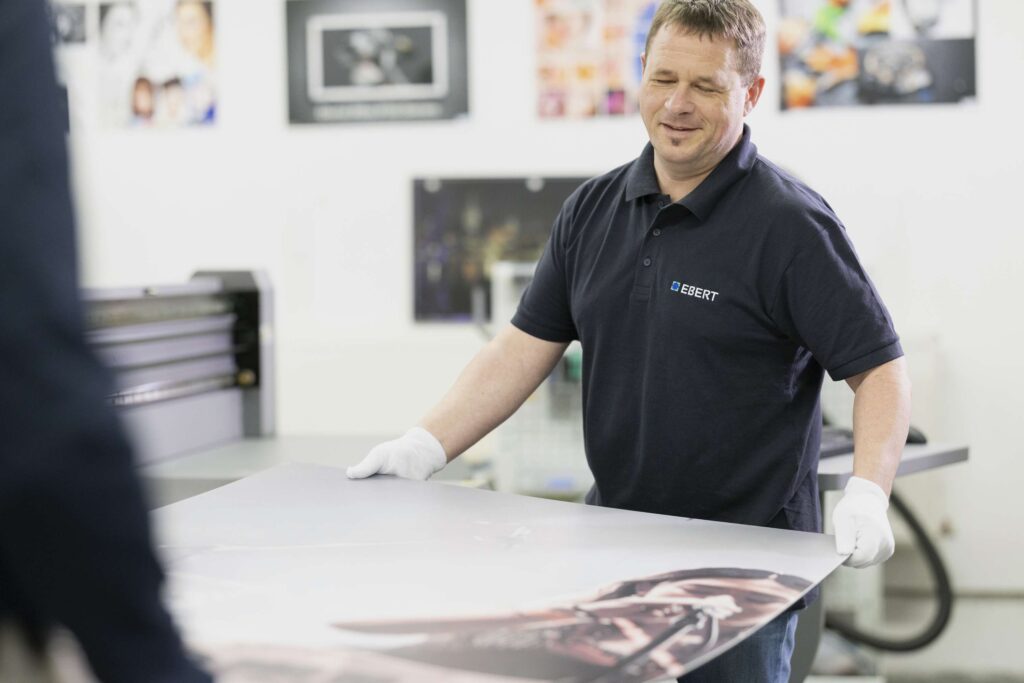 Mitarbeiter von Ebert Kunststoffbearbeitung bei der praezisen Bearbeitung eines Kunststoffteils in der Werkstatt.