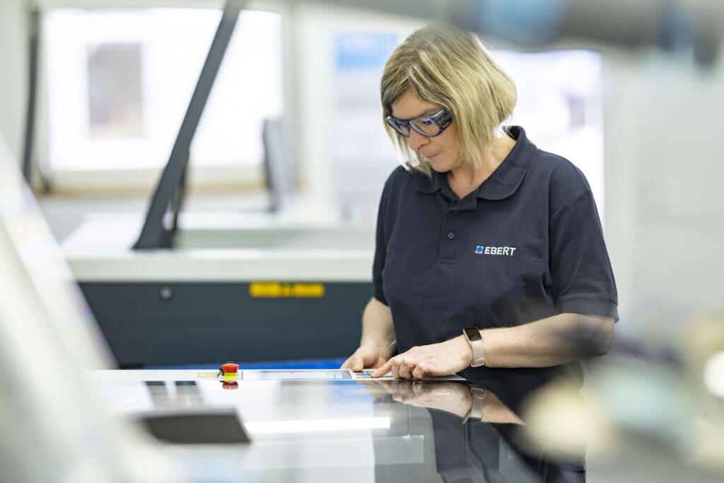 Frau bei der praezisen Kunststoffverarbeitung in der Werkstatt von Ebert Kunststoffbearbeitung.