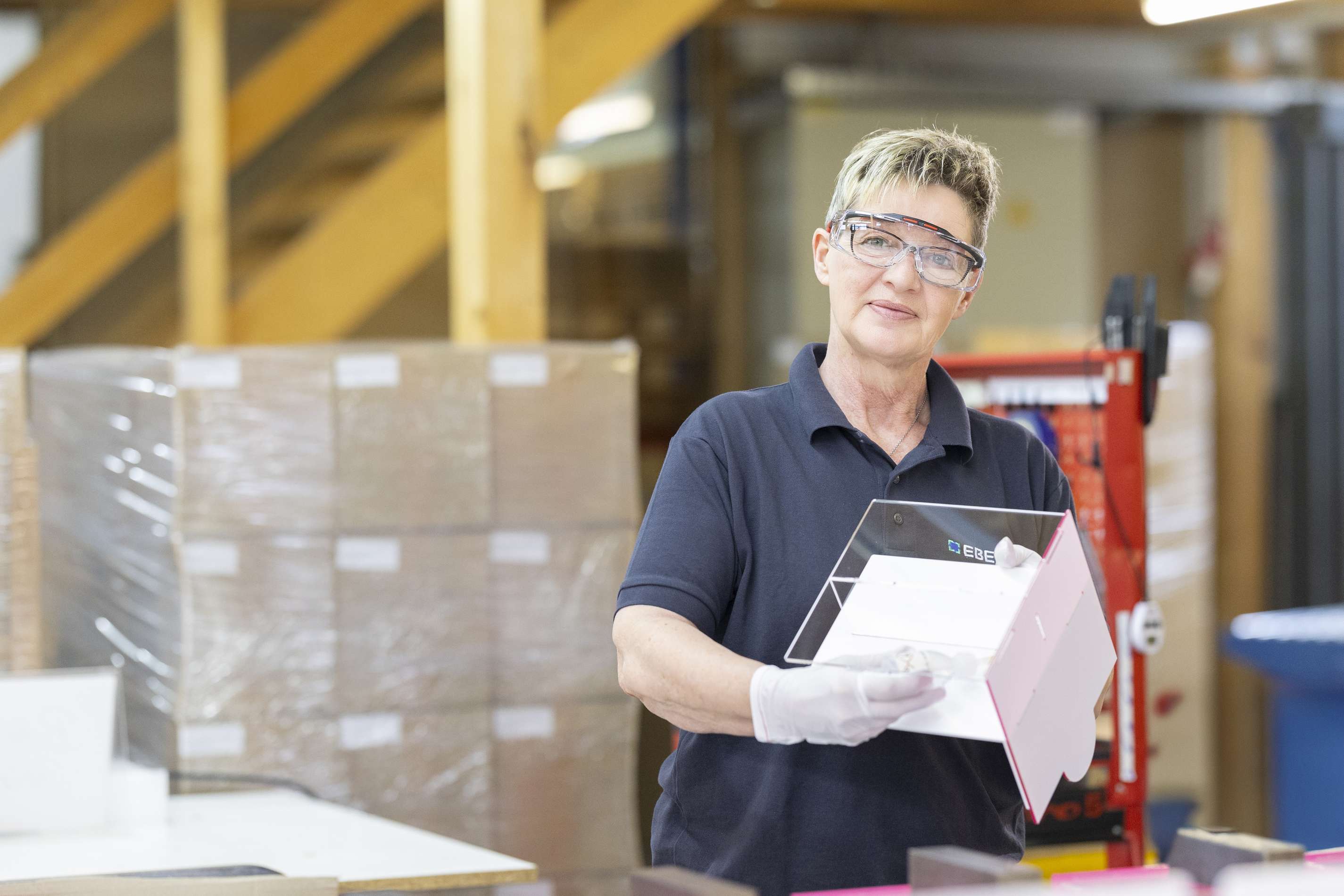 Mitarbeiter bei Ebert Kunststoffbearbeitung bei der Arbeit in der Werkstatt