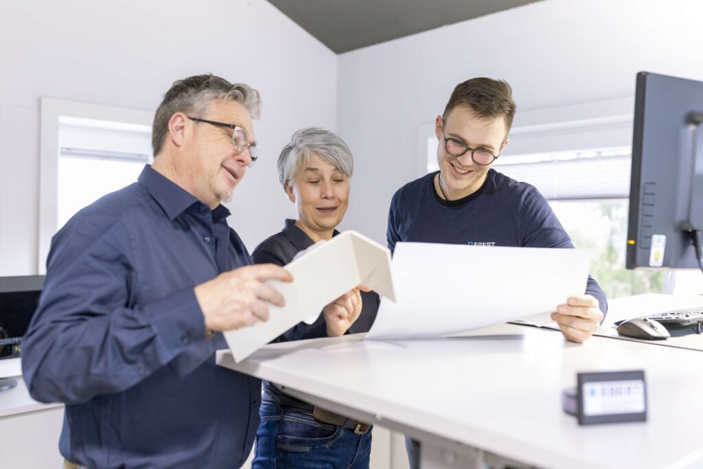 Drei Personen in einer Besprechung bei Ebert Kunststoffbearbeitung, einem Unternehmen auf der Schwaebischen Alb, das sich auf technische Kunststoffe spezialisiert hat.