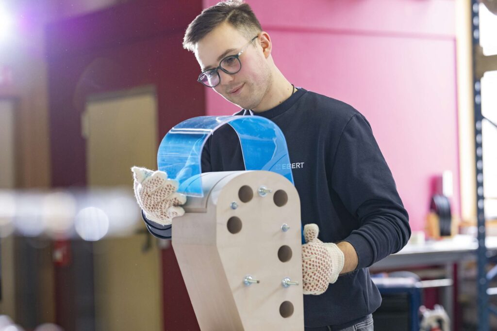 Mitarbeiter bei der praezisen Verarbeitung von technischem Kunststoff in der Werkstatt von Ebert Kunststoffbearbeitung