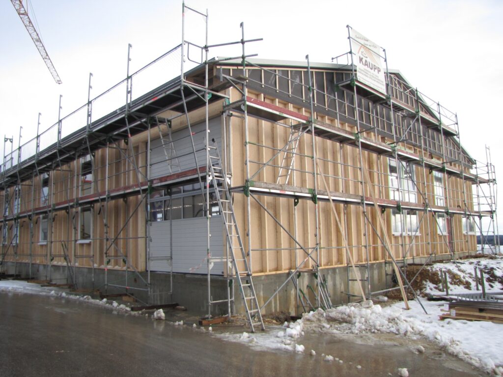 Baustelle der Halle 3 bei Ebert Kunststoffbearbeitung im Schnee.