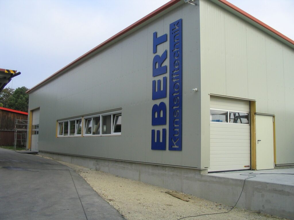 Außenansicht der Bauhalle 2 von Ebert Kunststoffbearbeitung.