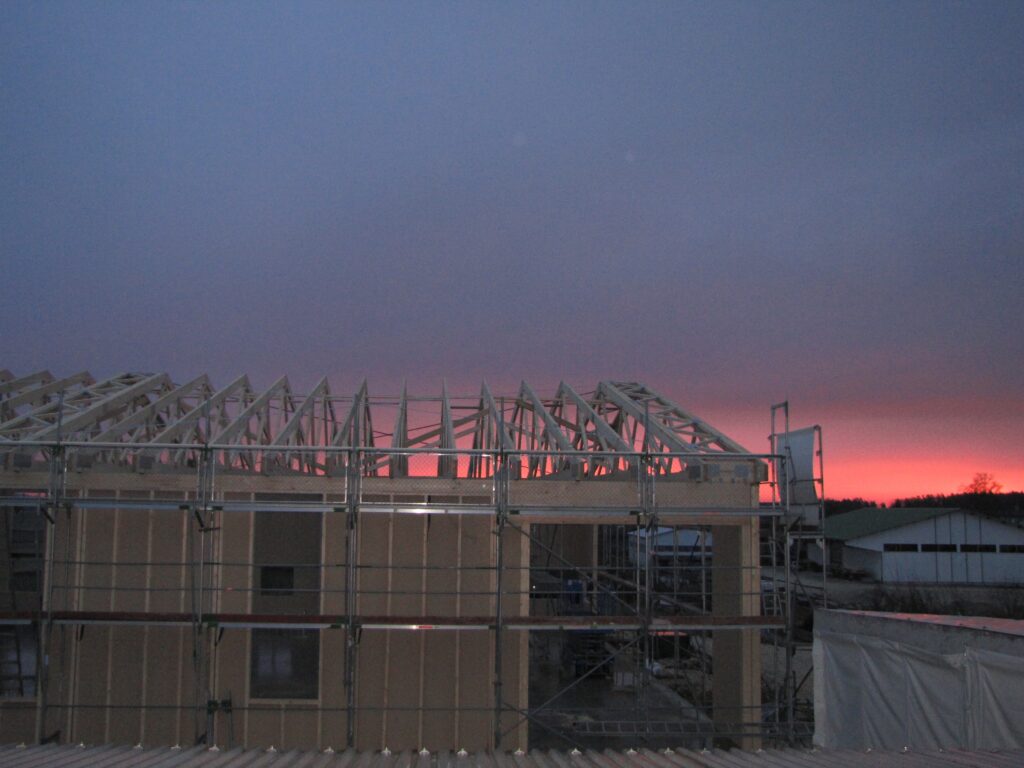 Bau der Halle 3 von Ebert Kunststoffbearbeitung waehrend der Abenddaemmerung