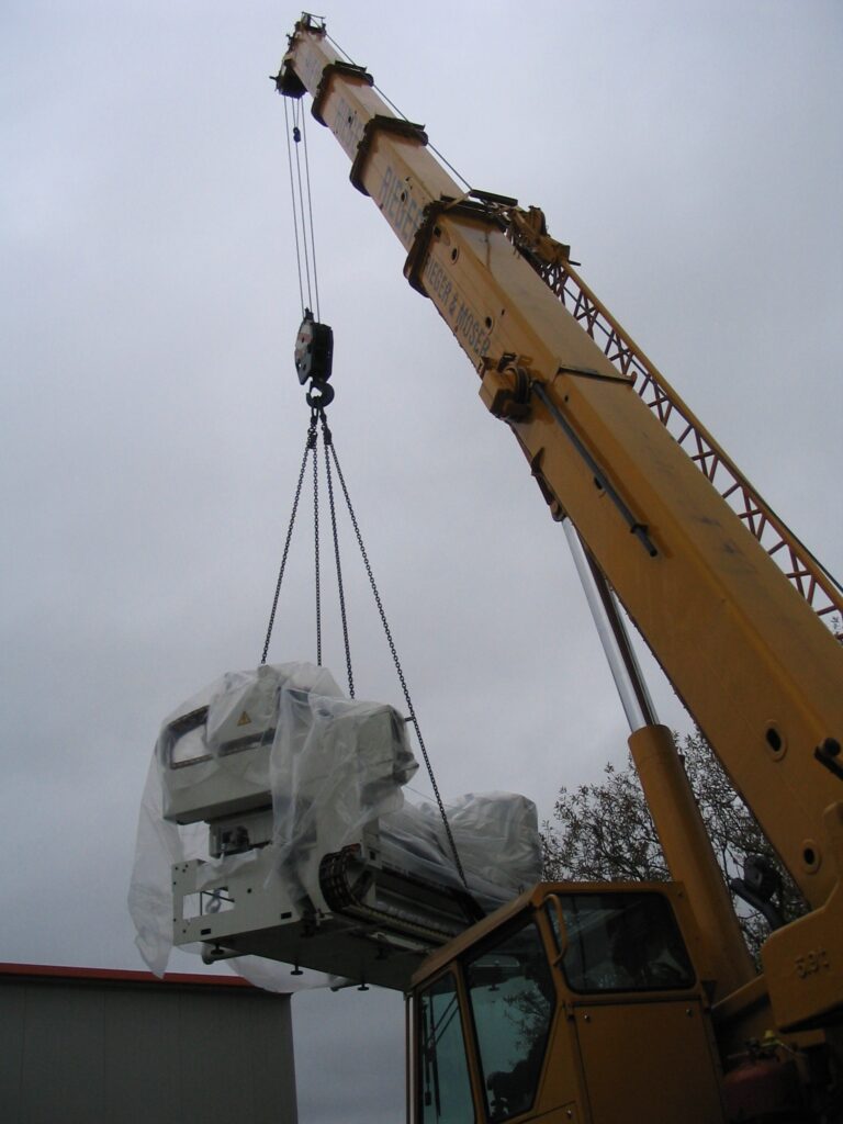 Kran hebt Maschine in Halle 2 bei Ebert Kunststoffbearbeitung
