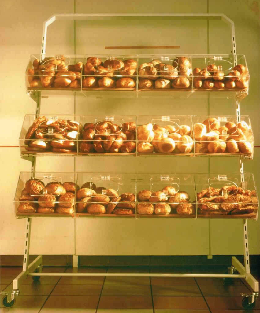 Ein Regal voller frischer Broetchen in einer Baeckerei der fruehen Jahre des Familienunternehmens Ebert Kunststoffbearbeitung.