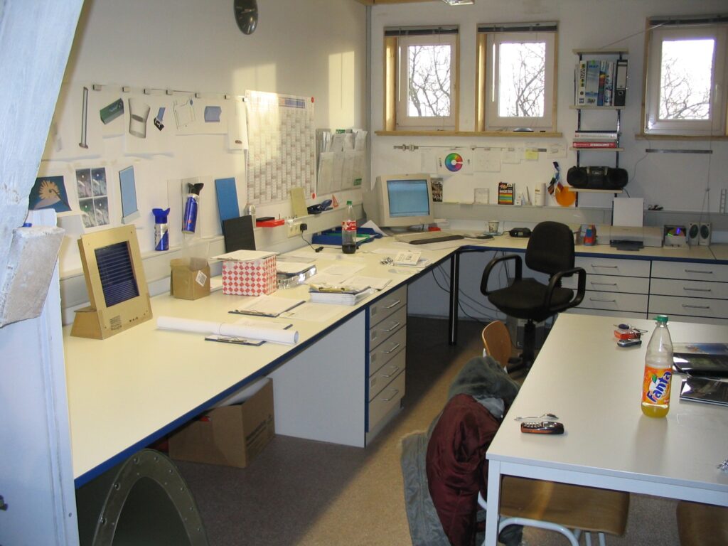 Altes Buero des Familienunternehmens Ebert Acryl mit Computern und Schreibtischen