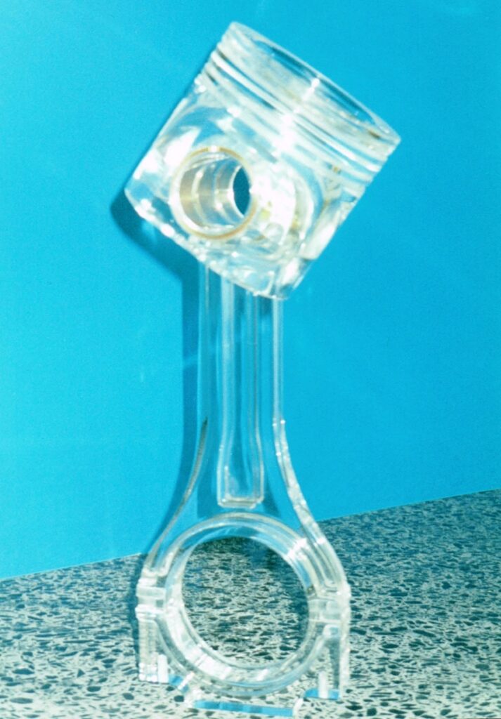 Acrylmodell eines Kolbens aus den Anfangszeiten des Familienunternehmens Ebert, das den Uebergang von der Landwirtschaft zur Kunststoffbearbeitung zeigt.