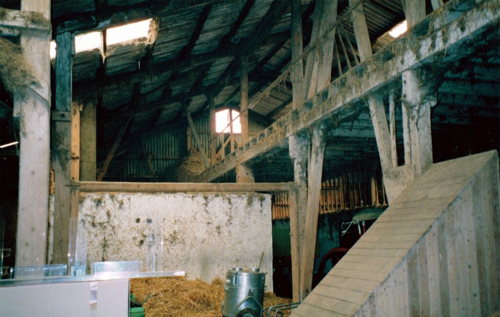 Umbau einer landwirtschaftlichen Scheune zur Kunststoffbearbeitung in den Anfaengen des Familienunternehmens Ebert Acryl.