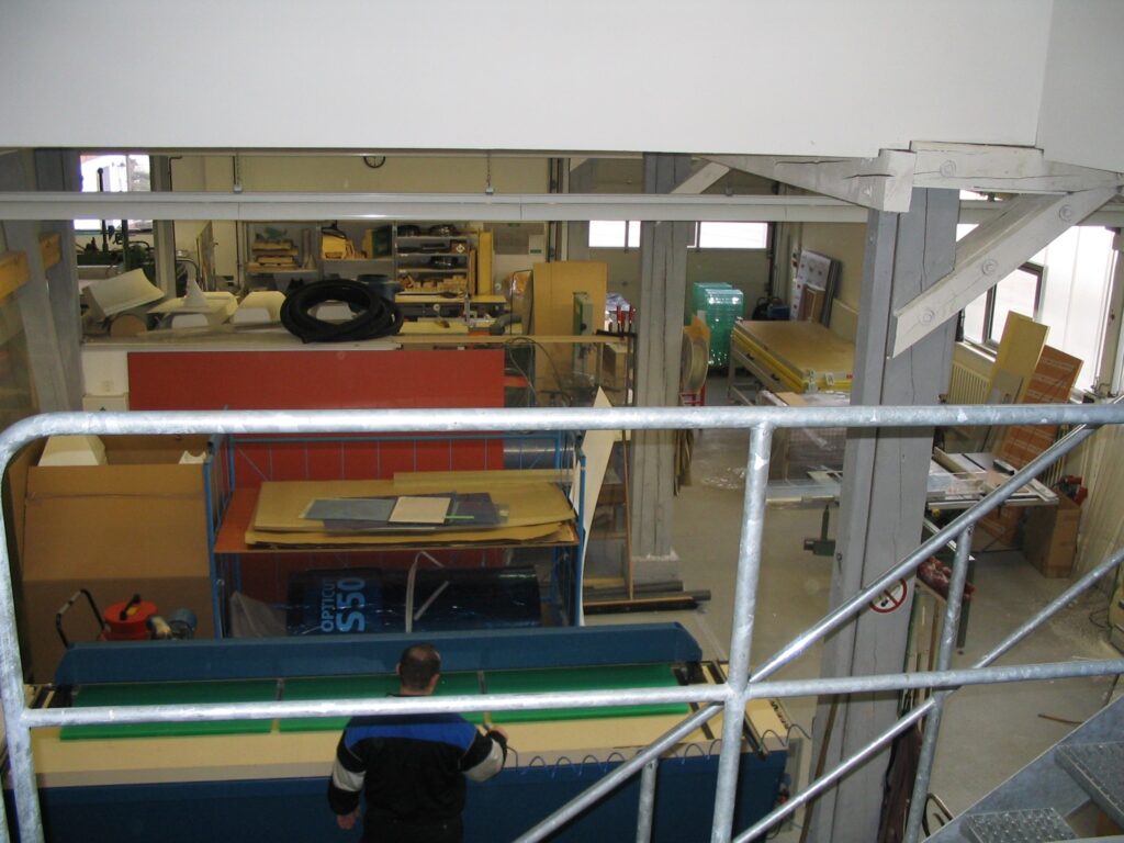 Historisches Foto einer Werkstatt beim Umbau von der Landwirtschaft zur Kunststoffbearbeitung im Ebert Acryl Unternehmen.