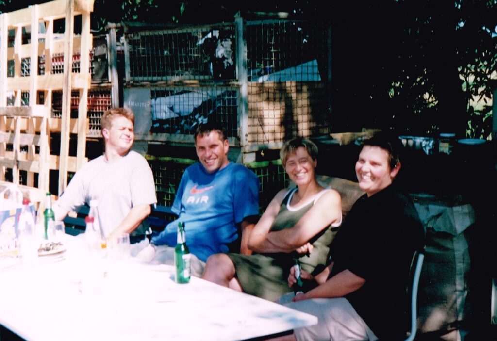 Familientreffen waehrend der fruehen Jahre des Unternehmens Ebert Acryl, am Tisch sitzend.