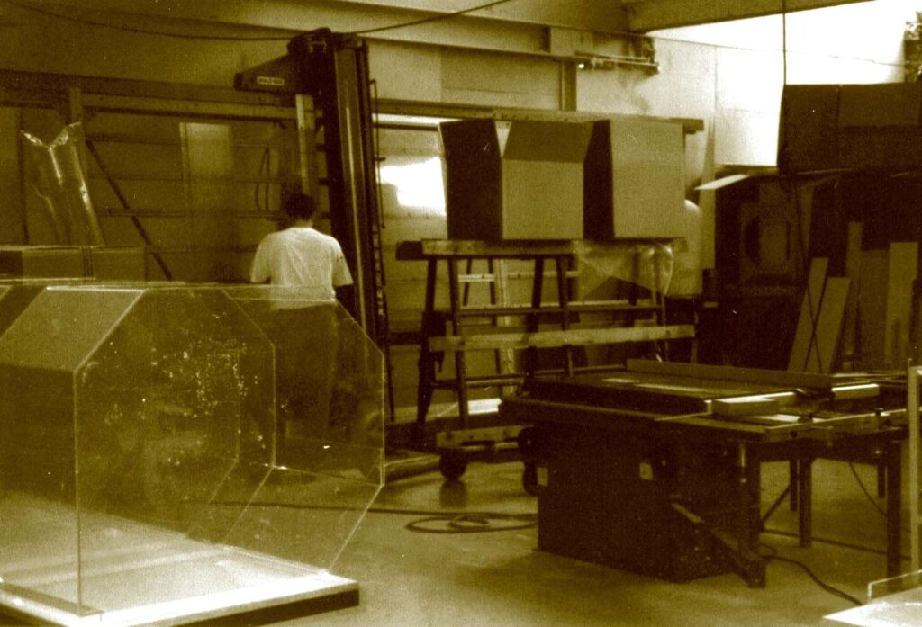 Historisches Foto einer Werkstatt von Ebert Kunststoffbearbeitung mit alten Maschinen.