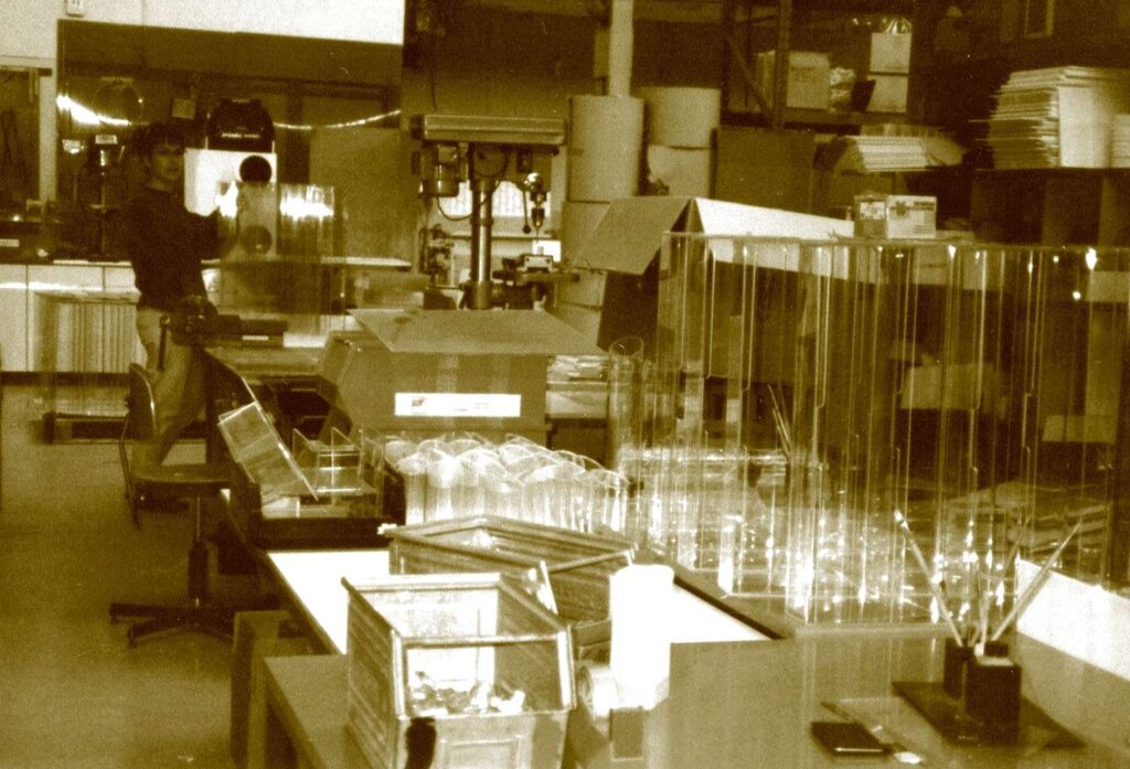 Alt-Text: Historische Aufnahme der Werkstatt des Familienunternehmens Ebert Kunststoffbearbeitung.