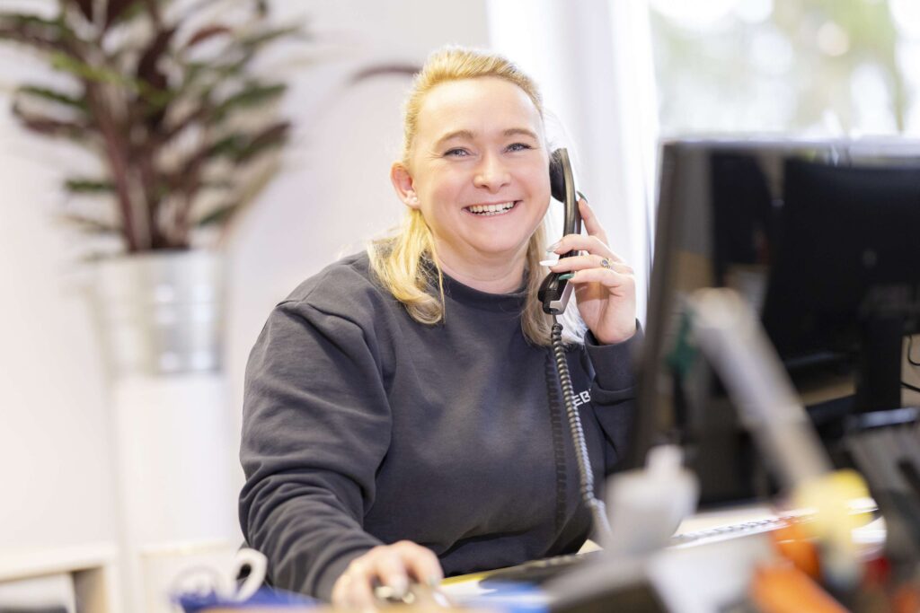 Mitarbeiterin von Ebert Kunststoffbearbeitung telefoniert im Buero.