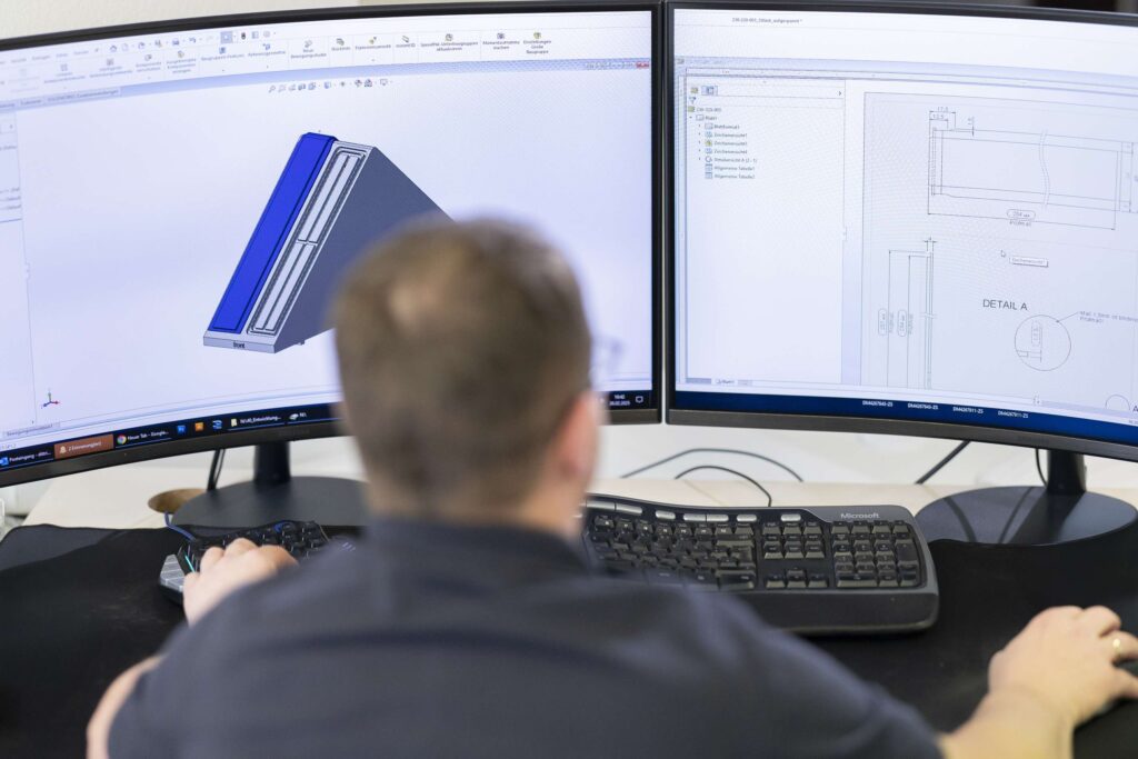 Mitarbeiter bei der CAD-Planung in der Kunststoffbearbeitung bei Ebert.