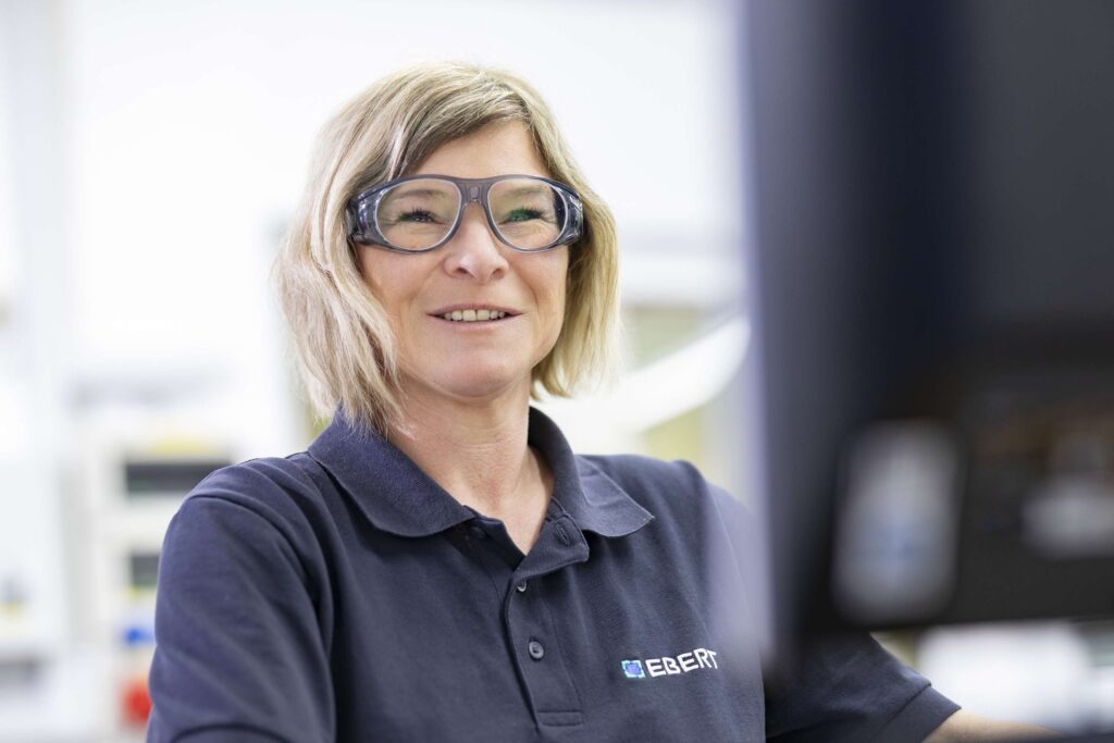 Mitarbeiterin von Ebert Kunststoffbearbeitung in der Produktionshalle.