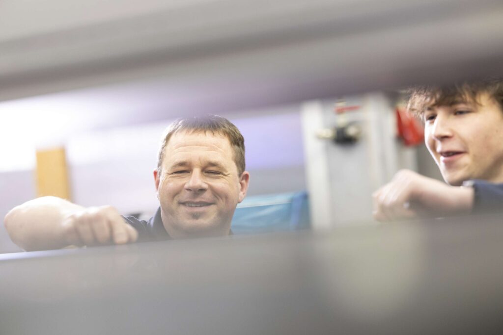 Mitarbeiter-in-der-Kunststoffverarbeitung-bei-Ebert-Kunststoffbearbeitung