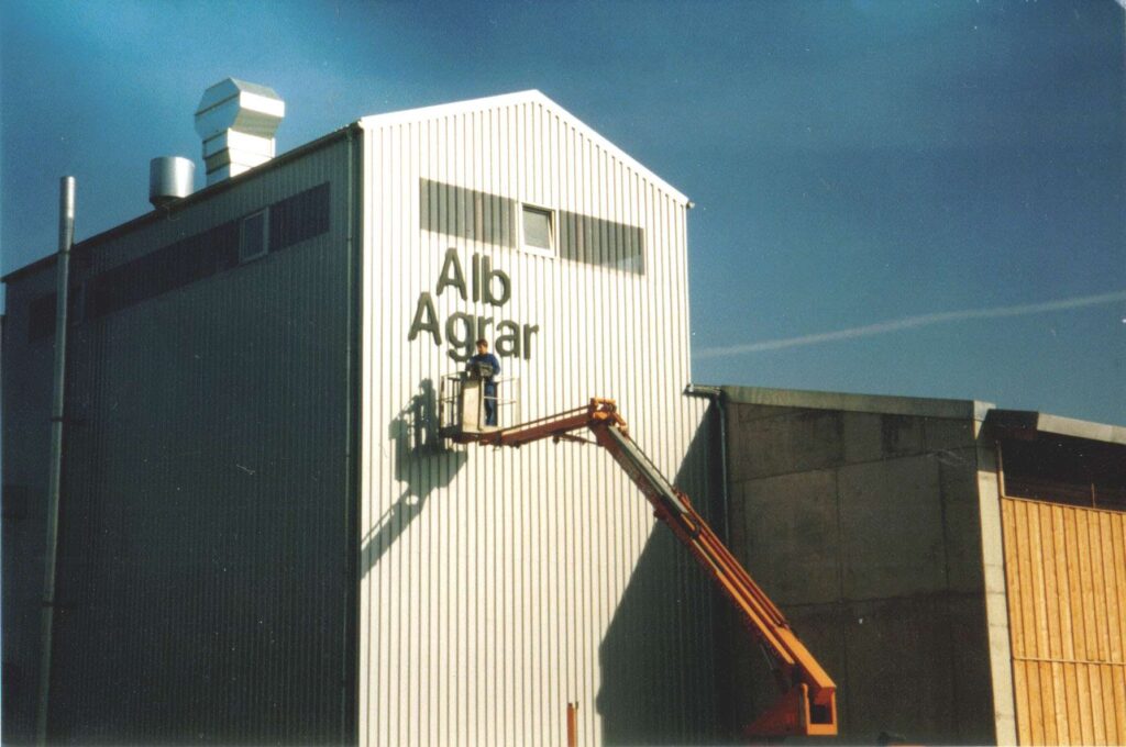 Historisches Bild eines Gebaeudes aus den Anfaengen der Firma Ebert Kunststoffbearbeitung.