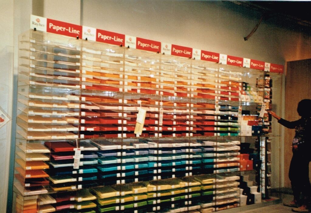 Farbige Kunststoffplatten in der Halle 2 der Ebert Kunststoffbearbeitung.