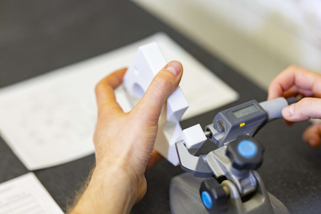 Praezise Messung eines Kunststoffteils bei Ebert Kunststoffbearbeitung in der Schwaebischen Alb.