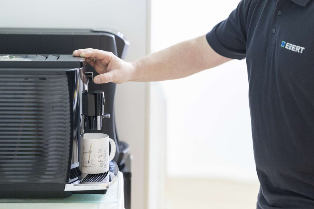 Mitarbeiter-bedient-Maschine-in-Kunststoffbearbeitungsfirma