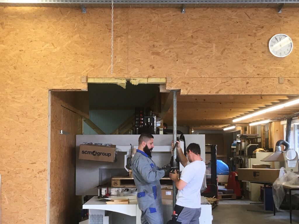 Mitarbeiter arbeiten an neuen Maschinen des Familienunternehmens Ebert Kunststoffbearbeitung.