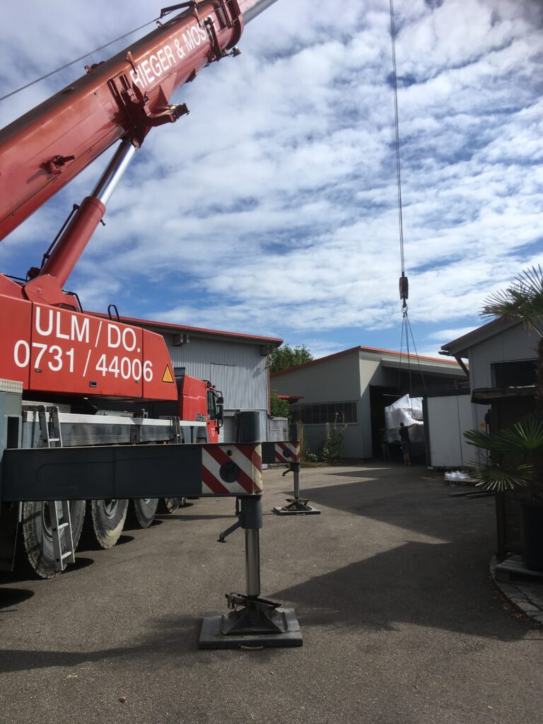 Neue Maschinen des Familienunternehmens Ebert Kunststoffbearbeitung in einer Halle.