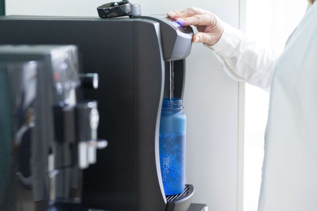 Ein Mitarbeiter bedient eine Maschine bei Ebert Kunststoffbearbeitung auf der Schwaebischen Alb.