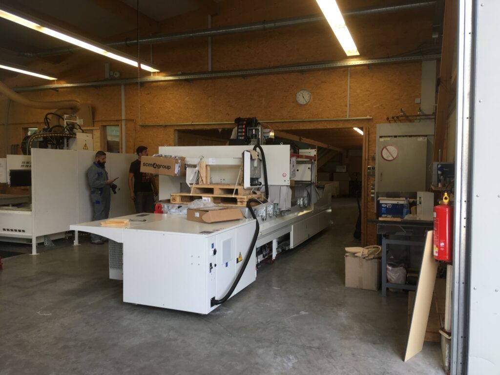 Neue Maschinen des Familienunternehmens Ebert Kunststoffbearbeitung in der Produktionshalle.