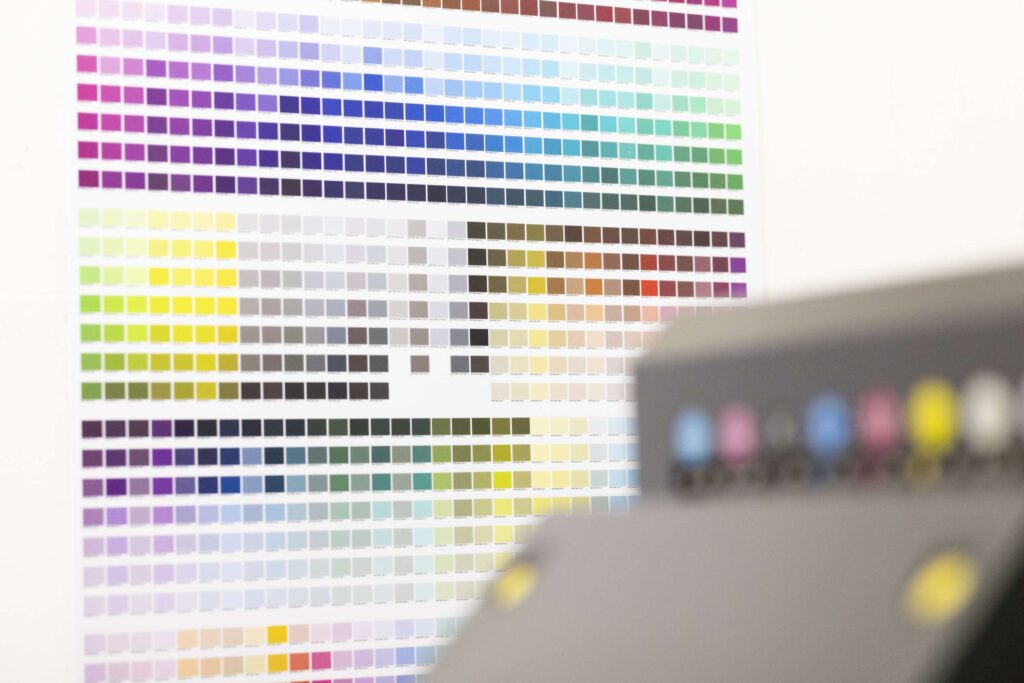 Farbpalette und Maschinenpark bei Ebert Kunststoffbearbeitung in der Schwaebischen Alb, spezialisiert auf technische Kunststoffe.