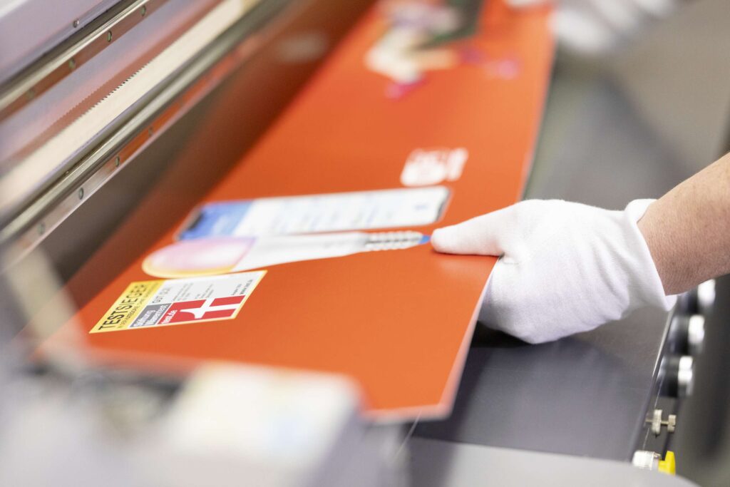 Mitarbeiter bei Ebert Kunststoffbearbeitung bearbeitet ein Kunststoffelement im modernen Maschinenpark.