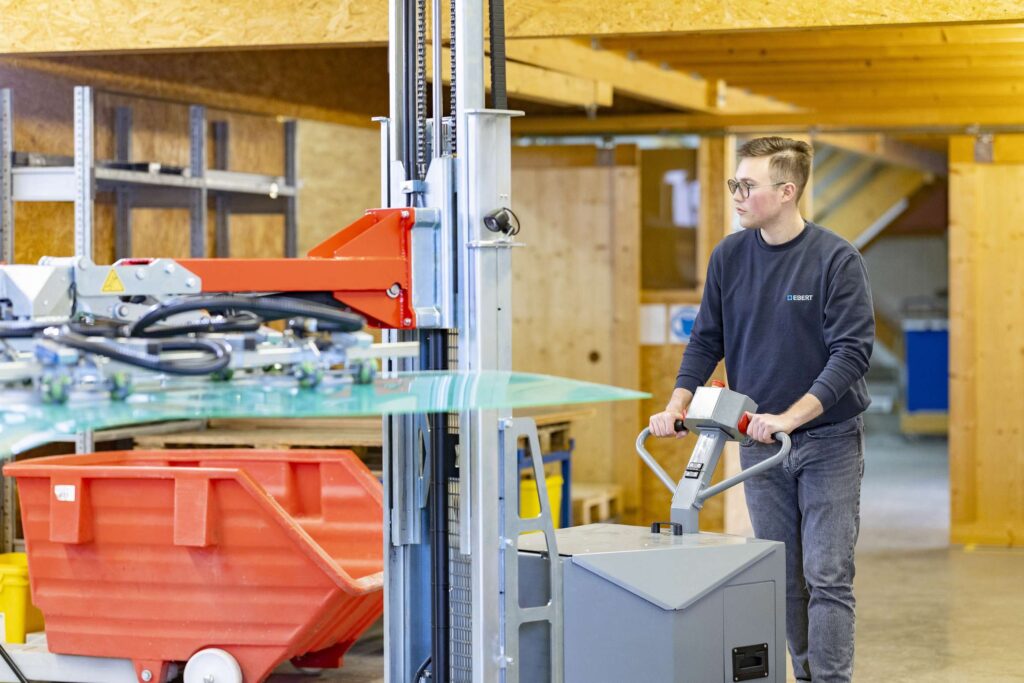 Arbeiter bei der Verarbeitung von technischen Kunststoffen mit modernem Maschinenpark bei Ebert Kunststoffbearbeitung.