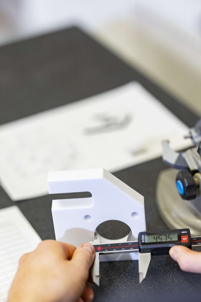 Praezise Messung eines Kunststoffteils bei Ebert Kunststoffbearbeitung.