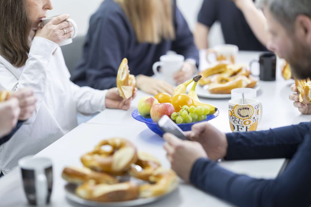 Mitarbeiter von Ebert Kunststoffbearbeitung beim gemeinsamen Fruehstueck.