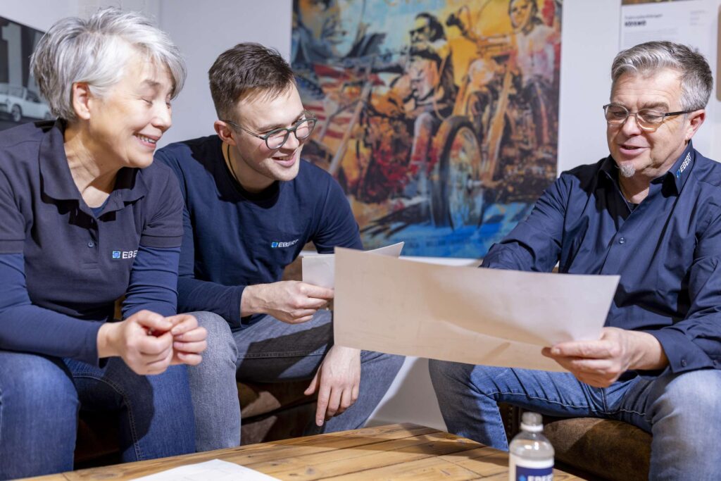 Mitarbeiter von Ebert Kunststoffbearbeitung besprechen ein Projekt in entspannter Atmosphaere.