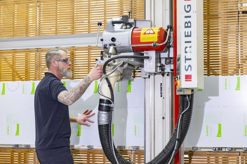 Mitarbeiter bedient moderne Kunststoffbearbeitungsmaschine bei Ebert Kunststoffbearbeitung in der Schwaebischen Alb.