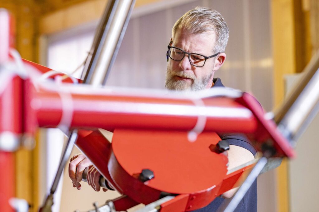 Ein Mitarbeiter der Ebert Kunststoffbearbeitung arbeitet an einer Maschine zur praezisen Verarbeitung von technischem Kunststoff.