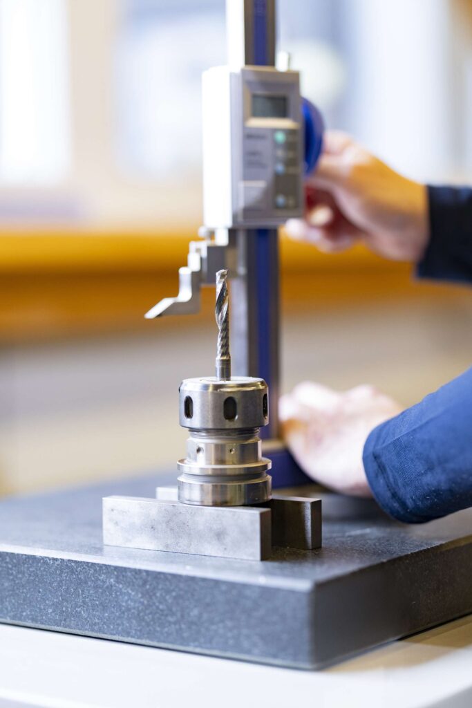 Praezisionsmessung bei Ebert Kunststoffbearbeitung in der Schwaebischen Alb.