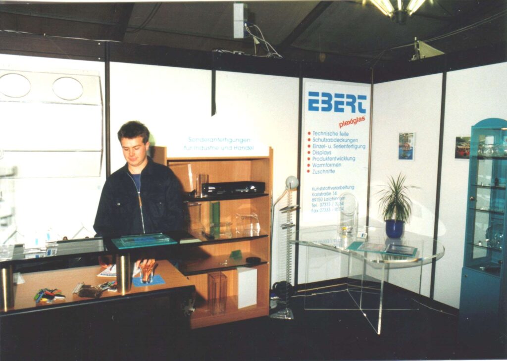 Historisches Bild eines Messestands von Ebert Kunststoffbearbeitung in den fruehen Jahren.