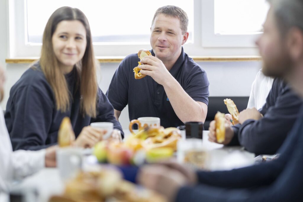 Mitarbeiter der Ebert Kunststoffbearbeitung bei der gemeinsamen Pause.