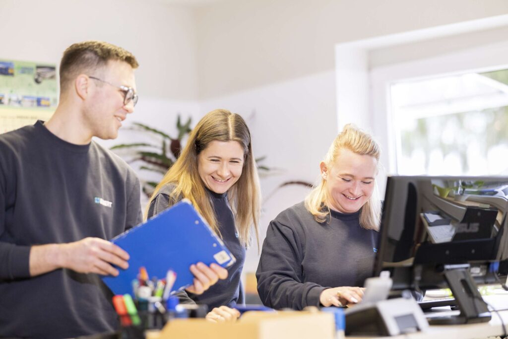 Team von Ebert Kunststoffbearbeitung bei der Arbeit am Schreibtisch