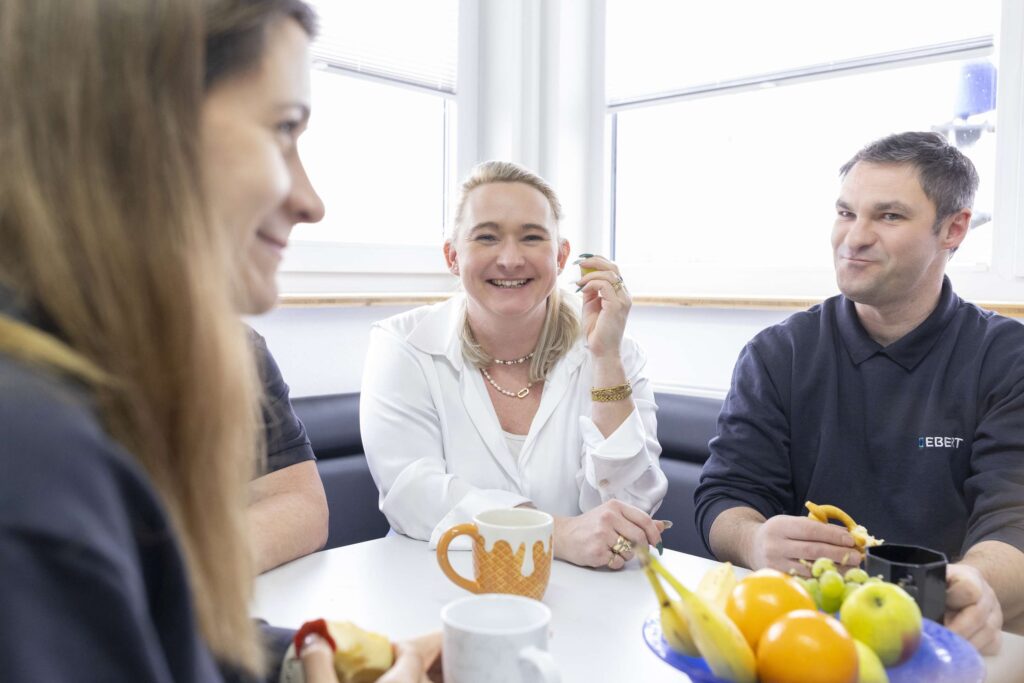 Mitarbeiter von Ebert Kunststoffbearbeitung bei einem Meeting am Tisch.