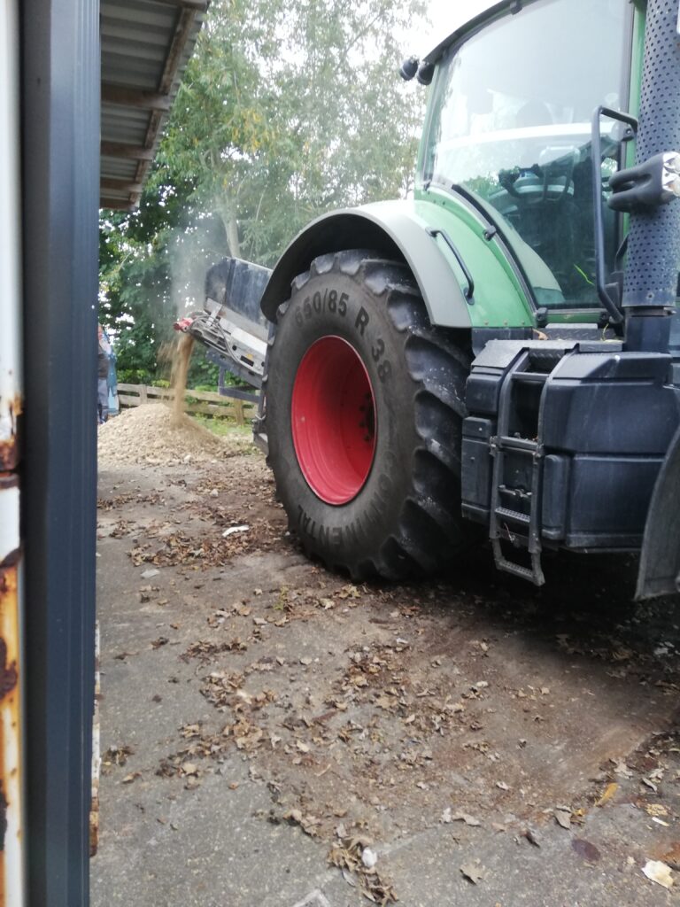 Traktor auf dem Firmengelaende der Ebert Kunststoffbearbeitung.