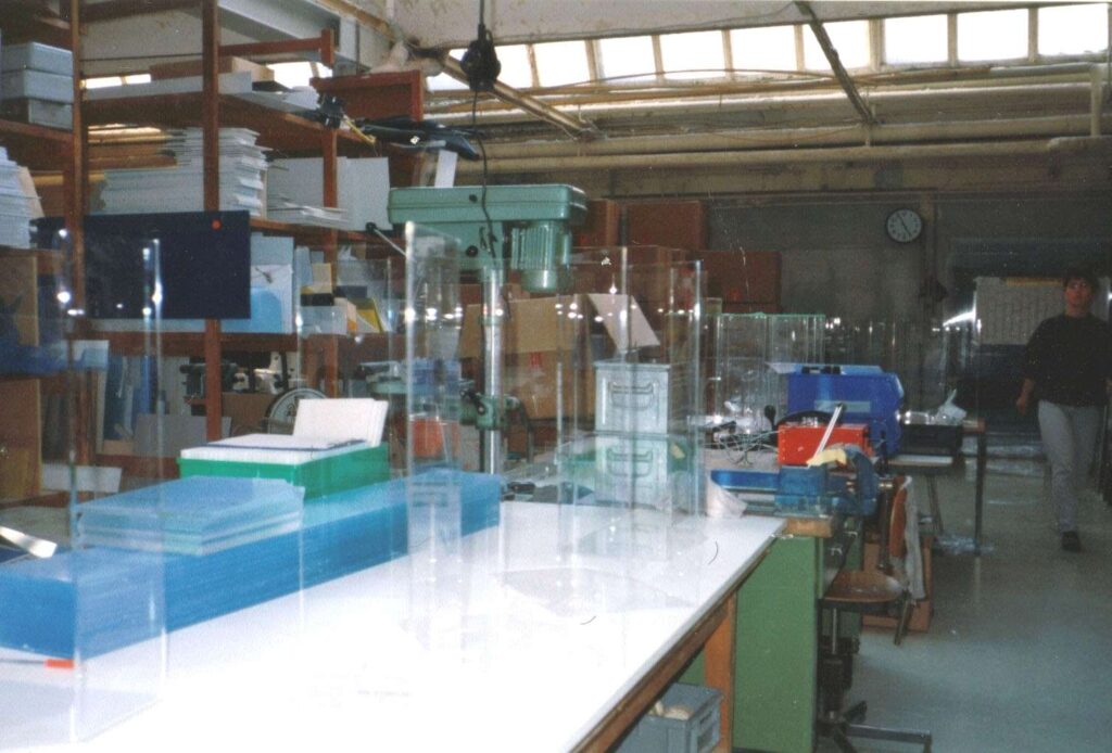 Werkstattansicht aus den Anfaengen des Familienunternehmens Ebert Kunststoffbearbeitung.