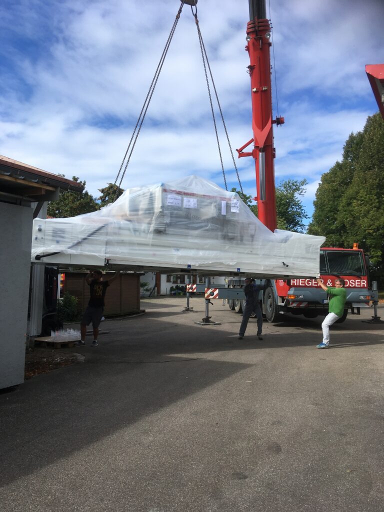 Neue Maschinen des Familienunternehmens Ebert Kunststoffbearbeitung bei der Anlieferung.