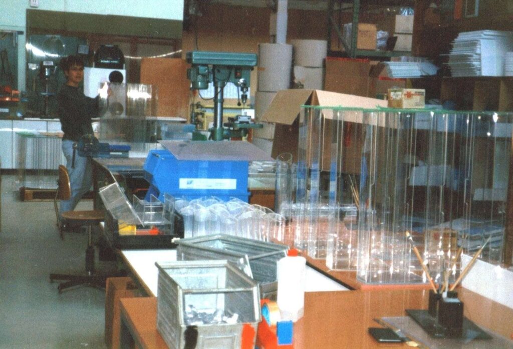 Historisches Bild der Werkstatt von Ebert Kunststoffbearbeitung in den fruehen Jahren.