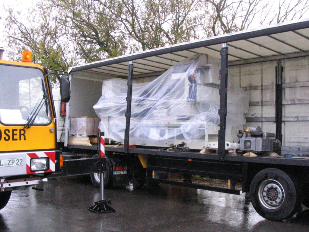 LKW transportiert verpackte Materialien fuer den Bau von Halle 2 bei Ebert Kunststoffbearbeitung.