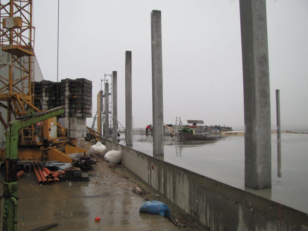 Bauarbeiten an Halle 3 der Ebert Kunststoffbearbeitung in der Unternehmensgeschichte.